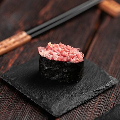 Гункан с тунцом острый в Суши Гурмэ по цене 90 ₽