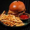 Бургер фирменный с курицей в Moslounge & Bar по цене 600