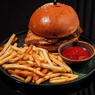 Бургер фирменный с курицей в Moslounge & Bar по цене 600 ₽