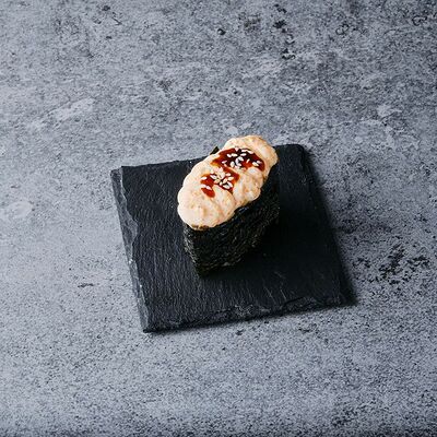 Запеченные суши с лососем в THE BOX по цене 99