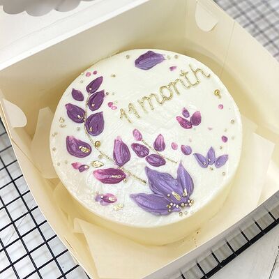 Бенто-торт c сиреневыми цветочками в Кондитерский дом Медовый по цене 1845 ₽