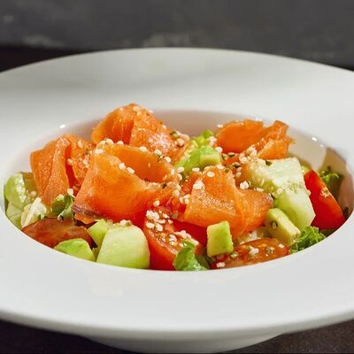 Салат с форелью и авокадо в Гастробар DOM по цене 750
