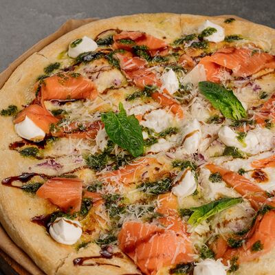 Пицца с лососем в Chill Out по цене 985 ₽