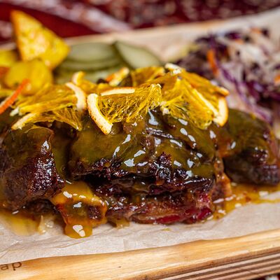 Говяжьи ребра копченые с цитрусовой глазурью и апельсиновой крошкой в Ребра по цене 1320 ₽