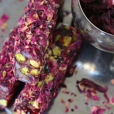 Лукум гранатовый с фисташками и лепестками роз в Buta Sweets по цене 330 ₽