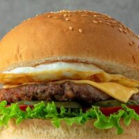 Бургер с яйцом и бекономв БУФЕТ 24