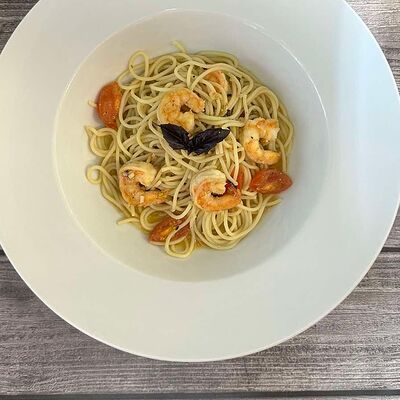 Спагетти Roma с королевскими креветками в Изюм по цене 550 ₽