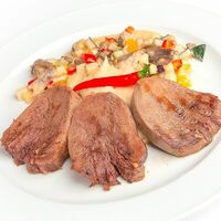 Телячий язык с овощным фрикасе, картофельным пюре и душистым тимьяном в Будвар