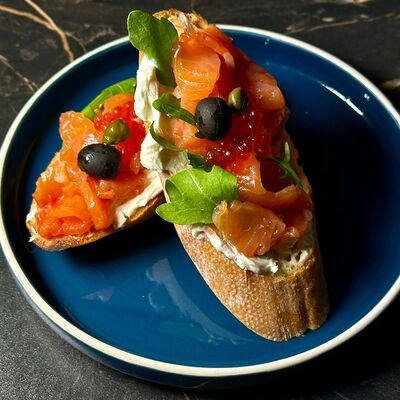 брускетты с лососем в The Face Restobar по цене 500 ₽