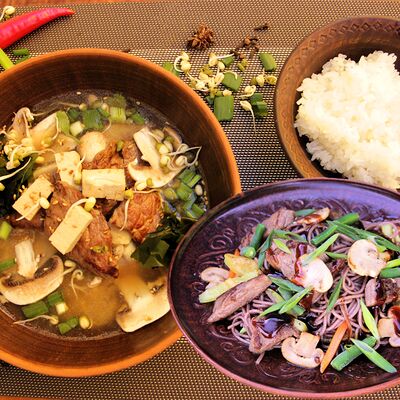 Комбо Говядина в АрисА - лавка азиатской еды по цене 950 ₽