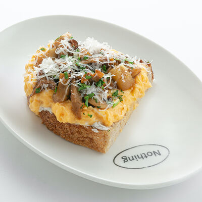 Грибной тост со скрэмблом и пармезаном в Nothing Fancy по цене 850 ₽