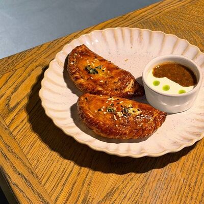 Слоёные пирожки с лосятиной и белыми грибами в Веранда по цене 820 ₽