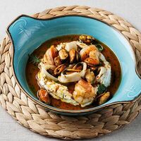 Морепродукты с домашним сыром и соусом шпинат в Альбатрос