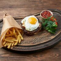 Бифштекс рубленый с яйцом в Лари