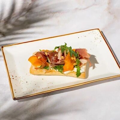 Пшеничный тост с Пармой и хурмой в География по цене 660 ₽