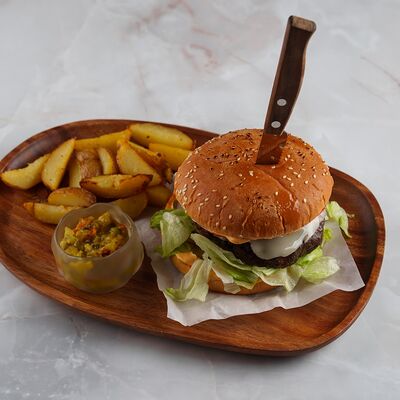 Бургер с сыром сулугуни и пикантным соусом в Ofris по цене 1890 ₽