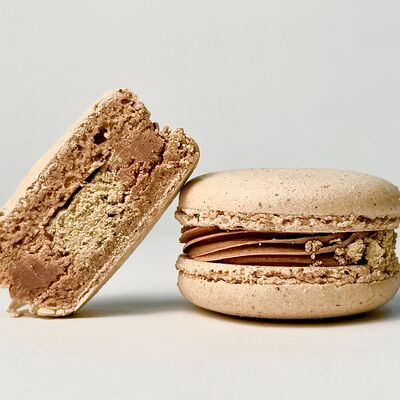 Макарон Халва-латте в Настрой десерт по цене 180 ₽