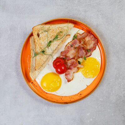 Яичница с беконом в КафеАллея по цене 420 ₽