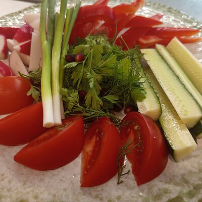 Ассорти из свежих овощей в Эник Беник по цене 715 ₽