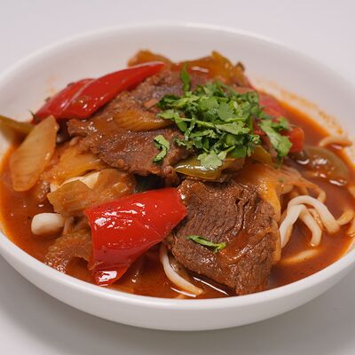 Лагман уйгурский с говядиной в ТРИ КАЗАНА по цене 670 ₽