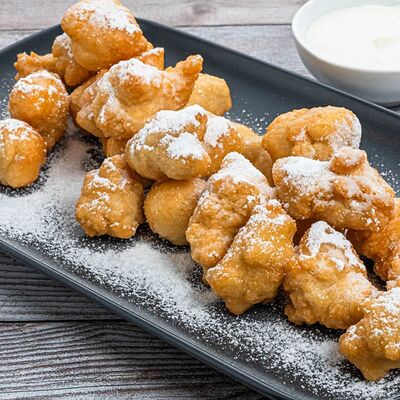 Баурсаки сладкие со сметаной в Yunga Tim Fish & Grill по цене 720 ₽