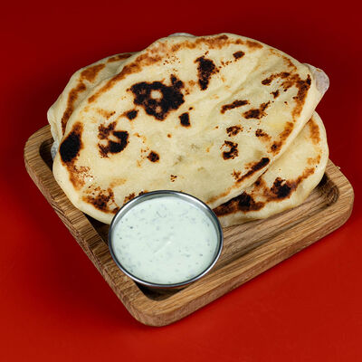 Индийский хлеб Наан с йогуртовым соусом в Pong по цене 240 ₽