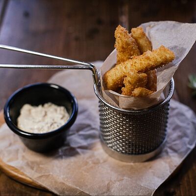 Наггетсы из куриного филе с соусом тартар в Рандеву по цене 300 ₽