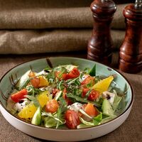 Салат с красной рыбой в Brewers Hammer