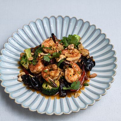 Креветки с овощами в соусе кунг пао в KIZOKU по цене 970 ₽