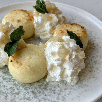 Сырники из творога со сметанным муссом в Prana по цене 470 ₽