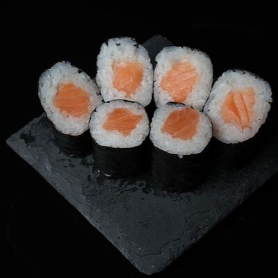 Мини-ролл с лососем в Sushi premier по цене 226 ₽