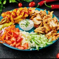 Шаурма куриная на тарелкев Паприка