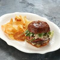 Бургер с котлетой из мраморной говядиныв Пармезан