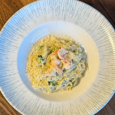 Орзо с креветками, брокколи и трюфельным соусом в More More по цене 505 ₽