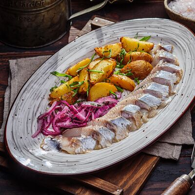 Сельдь с обжаренным молодым картофелем в Пельмения по цене 578 ₽