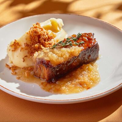 Свиная грудинка с картофельным пюре и соусом из яблочного сидра в Munhell по цене 1430 ₽