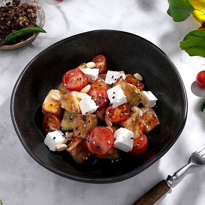 Салат из баклажанов, чери с сыром Фета в Петрушка по цене 432 ₽