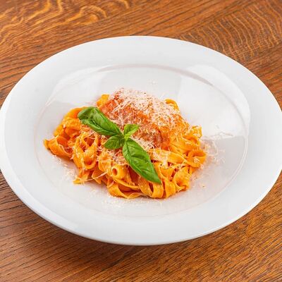 Тальятелле с лососем в сливочно-томатном соусе в Жуй по цене 39 р.