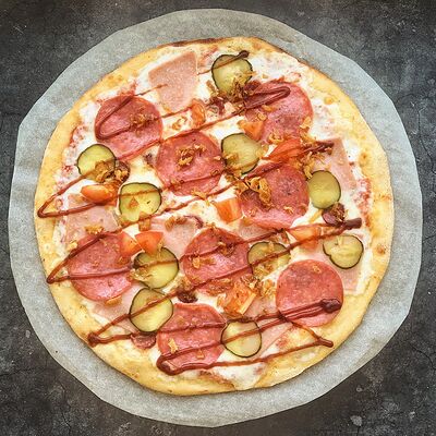 Пицца Hunter на тонком тесте в GurManBox по цене 670 ₽