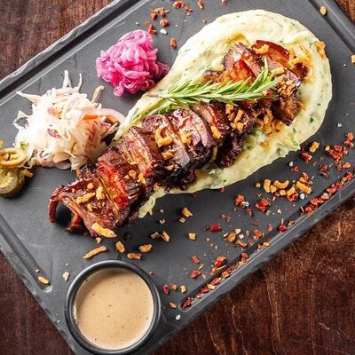 Копченое говяжье ребро с картофельным пюре чамп в Clever Irish Pub по цене 42 р.