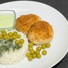 Котлетки рыбные с рисом и зеленым горошком, с соусом тартарв Компот по цене 429