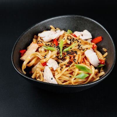 Удон с курицей в Суши скат по цене 420 ₽