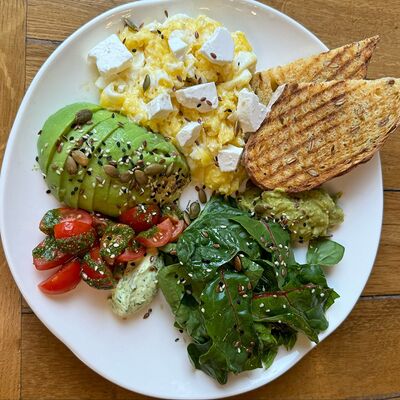 Завтрак с авокадо и скрэмблом в BUENO cafe по цене 990 ₽