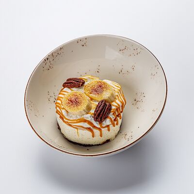 Брауни с пеканом, бананом, соленой карамелью и ванильным кремом в The Brasserie по цене 450 ₽