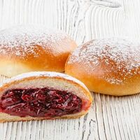 Пирожок с вишней в MaxBakery