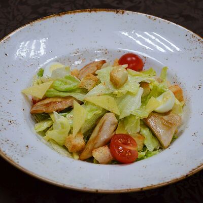 Салат Цезарь с курицей в Лесная поляна по цене 690 ₽