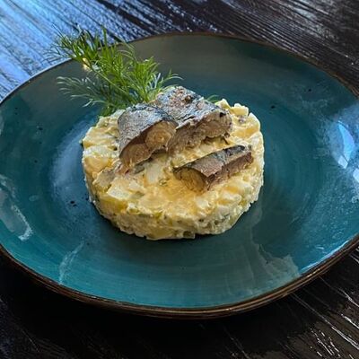 Салат со скумбрией консервированной, картофелем, яйцом, корнишонами и майонезом в Длинный нос по цене 200 ₽