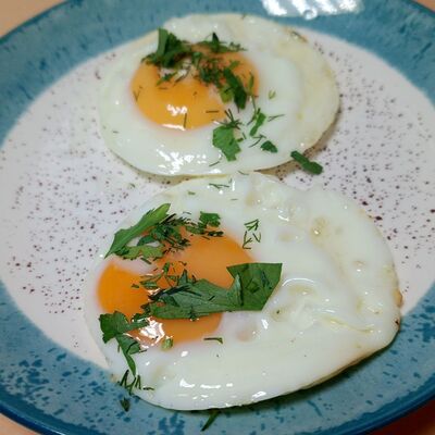 Глазунья из двух яиц в Oasis по цене 120 ₽