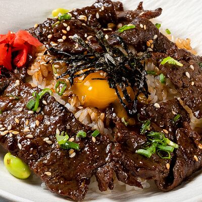 Донбури с говядиной в соусе Японский барбекю с сырым желткомв Japan Corner по цене 1600 ₽