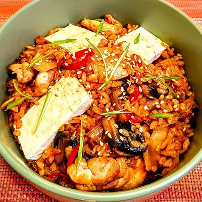 Вок с говядиной пулькоги, тофу и рисомв Вкус Кореи по цене 382 ₽